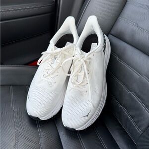 Hoka One Arahi 7 Women’s White Athletic Shoes